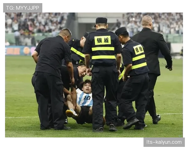 小球迷冲入场内拥抱偶像被保安带离，球员示意友好